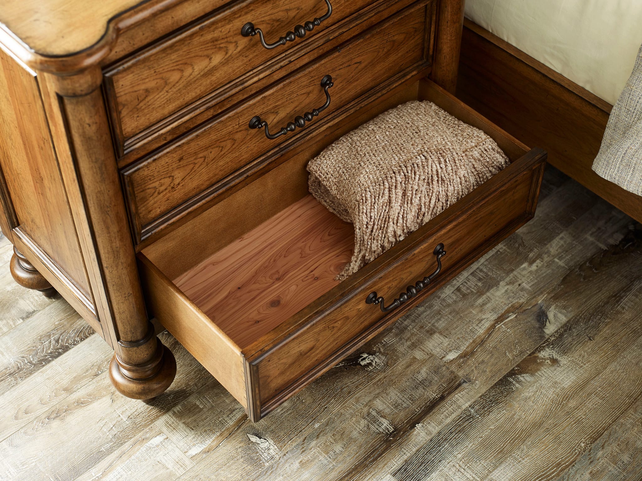 Berkshire Edmisten Bachelors Chest - Thumbnail 4