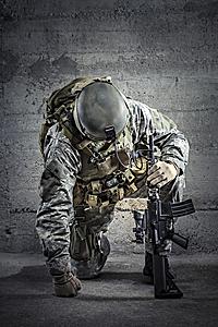 SF1588 Temp Glass w/Foil - Kneeling Solider (40x60) by Classy Art