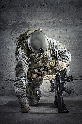SF1588 Temp Glass w/Foil - Kneeling Solider (40x60) by Classy Art